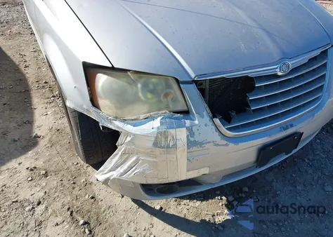 2010 Chrysler Town & Country Touring from USA, damaged, VIN 2A4RR5D15AR337987